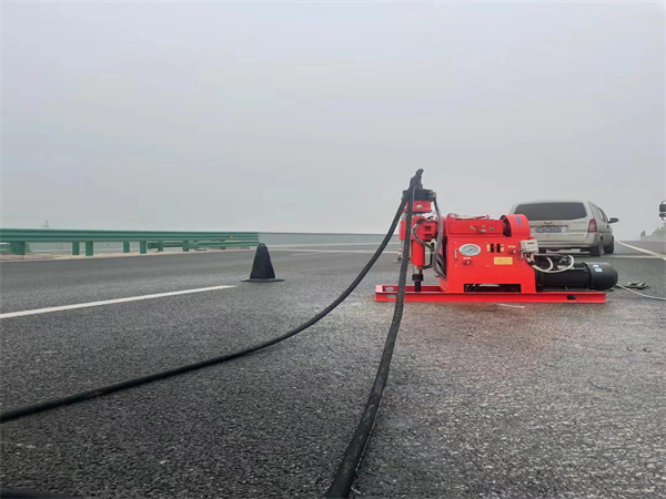 伊吾马路路基路面开裂下沉注浆加固灌浆